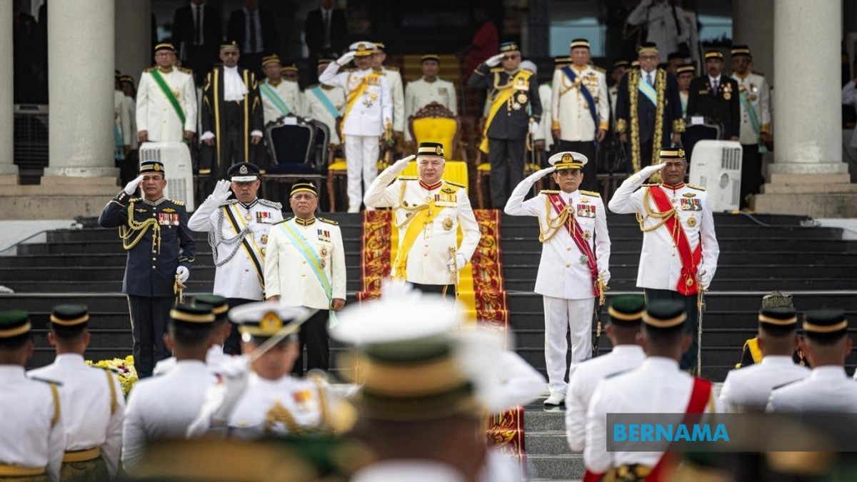 Sultan Nazrin Presides Over Perak Warriors' Day Ceremony And Opens New Mosque