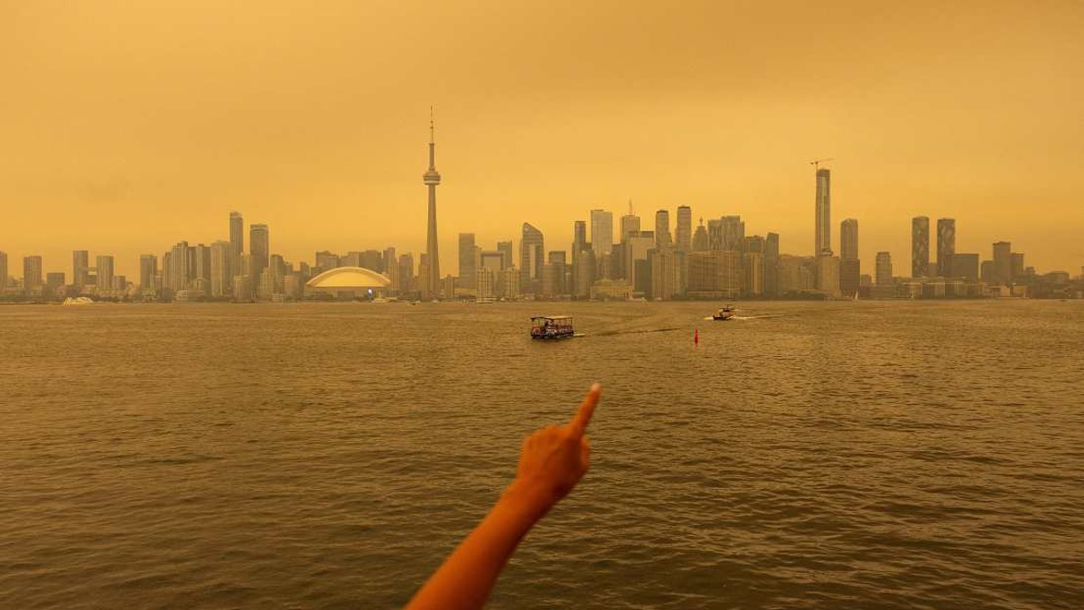 Ontario Wildfires Blanket Canada's Major Cities in Thick Smog, Disrupt Rail Networks