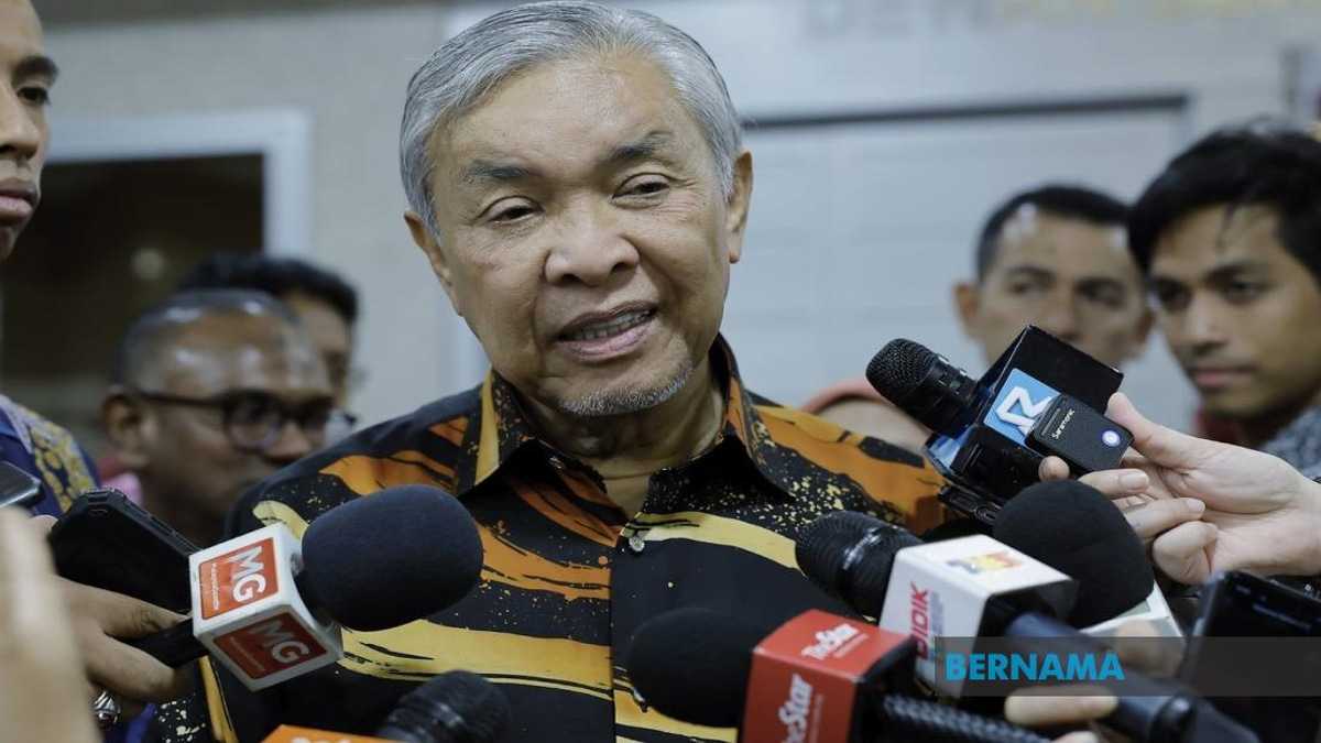 Civil Servants Must Stay Professional and Impartial, Ahmad Zahid Urges