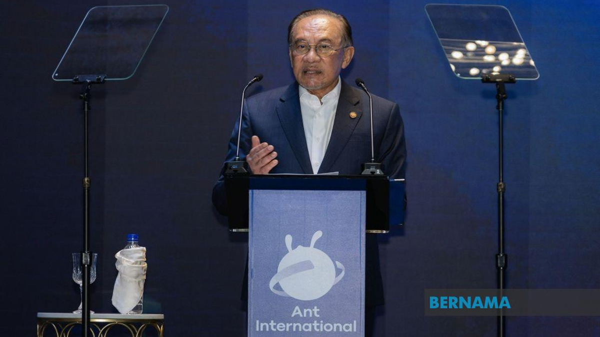 Malaysia Must Accelerate AI Readiness, Anwar Tells Nation
