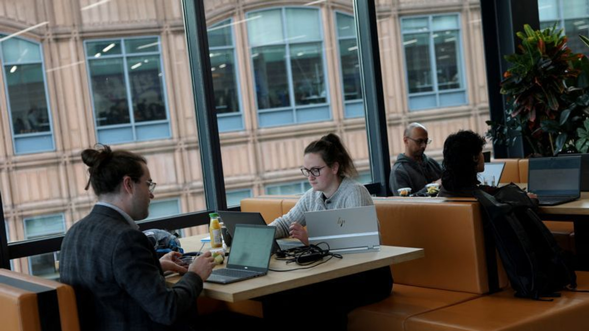 UK Economy Showing Real Gains from AI Boom, Driven by Tech Investment Surge