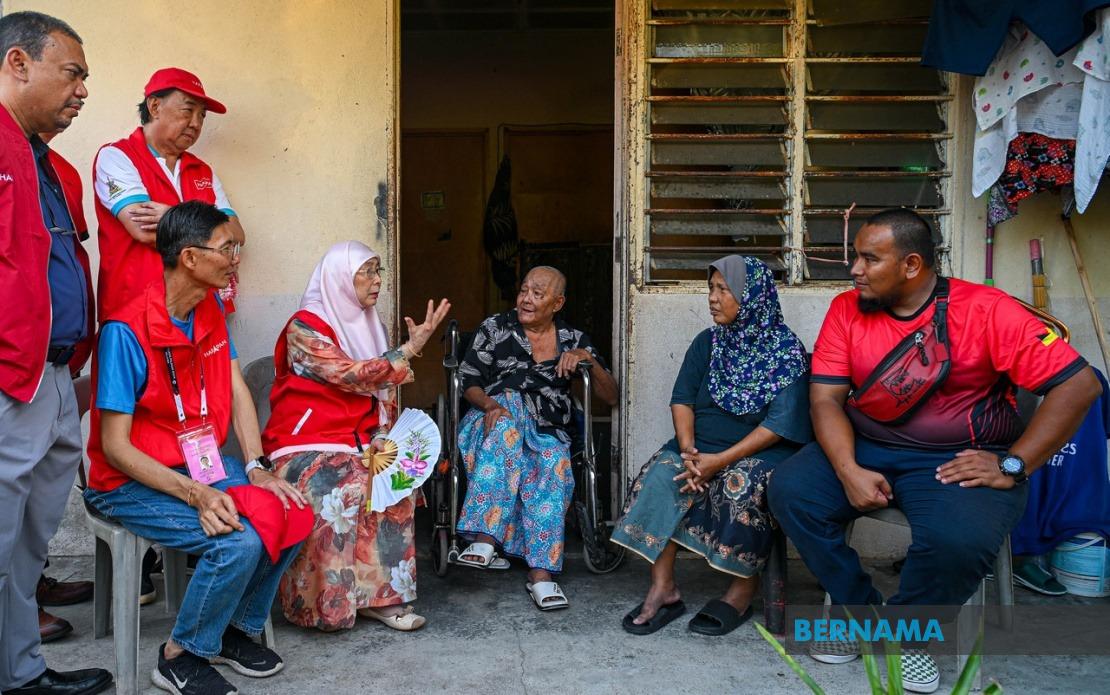Wan Azizah Visits Elderly Couple Struggling with Health and Finance in Chuah