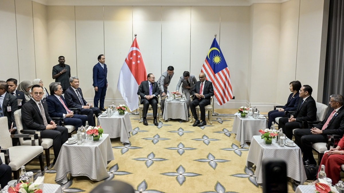 Singapore President Thalif Meets PM Anwar in Substantive KL Discussions