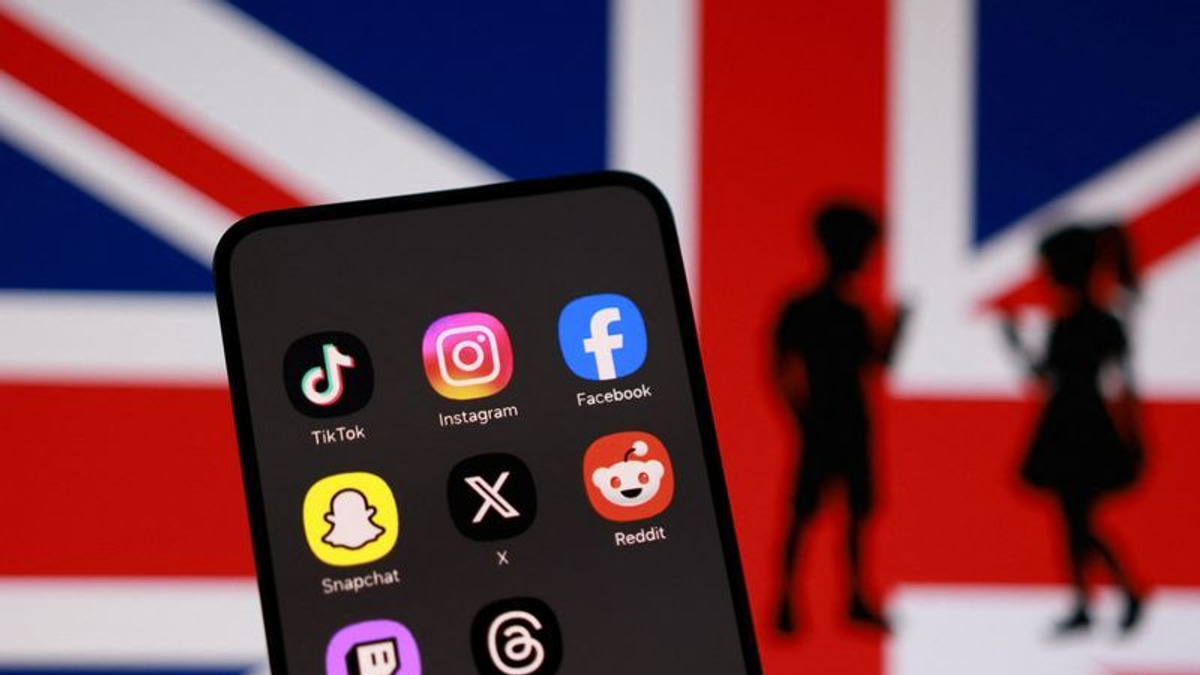 Britain to Impose Midnight Social Media Curfew for Teens Aged 16-17