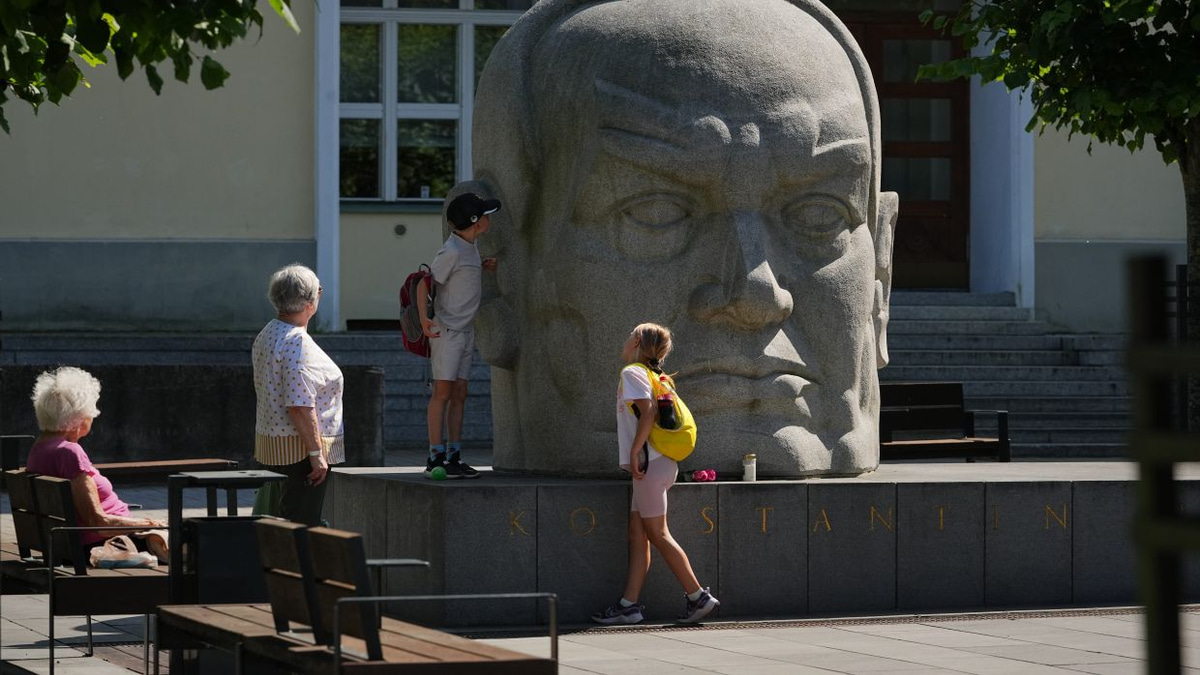 Estonia's Reckoning with Soviet Art: Mapping a Contested Heritage