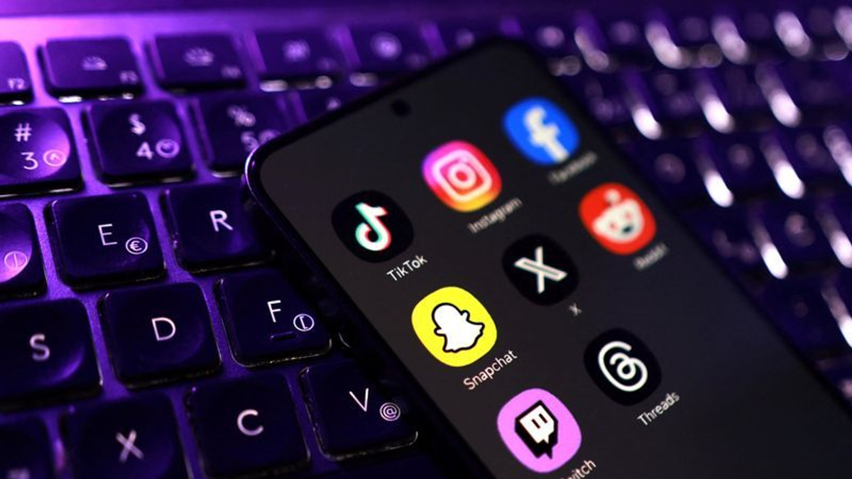 UK Study Shows Teen Sleep and Wellbeing Improve With Social Media Limits, But Restrictions Face Practical Challenges