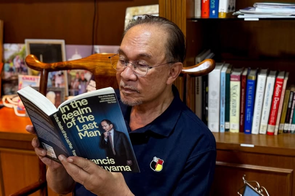 PM Anwar Ibrahim Discharged Following Hernia Surgery, Returns to Official Duties