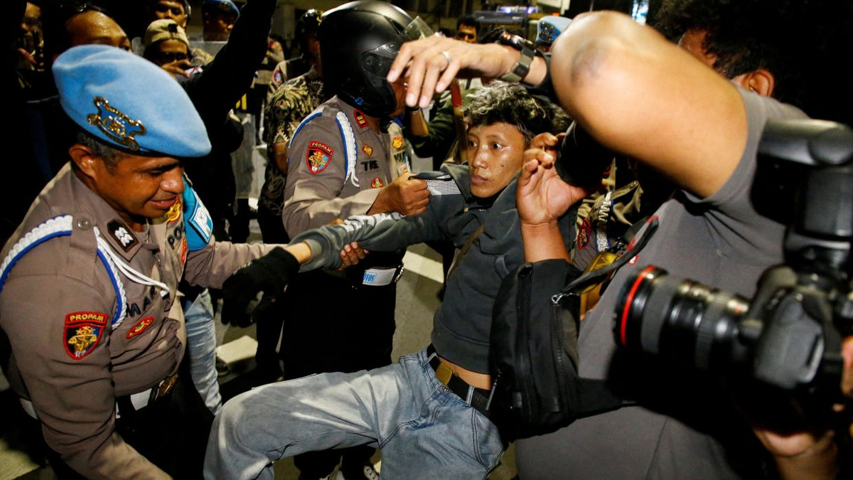Indonesia Charges Four After Surabaya Anti-Government Protest Over Fuel and School Meals