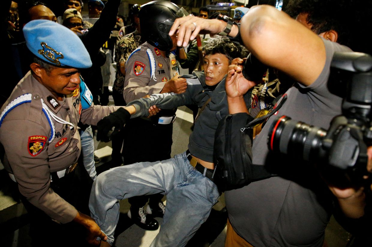 Indonesia Charges Four After Surabaya Anti-Government Protest Over Fuel and School Meals