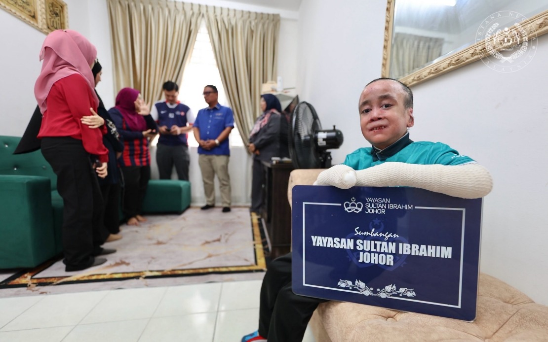 Sultan Ibrahim Johor Foundation Extends Financial Support to Teen With Rare Skin Disorder
