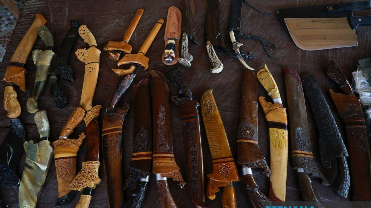 A 71-Year-Old Collector Fights to Keep Kelantan's Blacksmithing Craft Alive