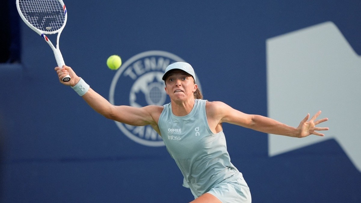 Swiatek Ends Title Drought in Toronto, Defeats Rybakina