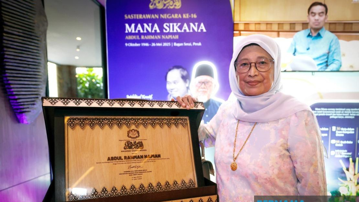 Mana Sikana Posthumously Honoured as National Laureate, Wife Accepts Long-Awaited Award
