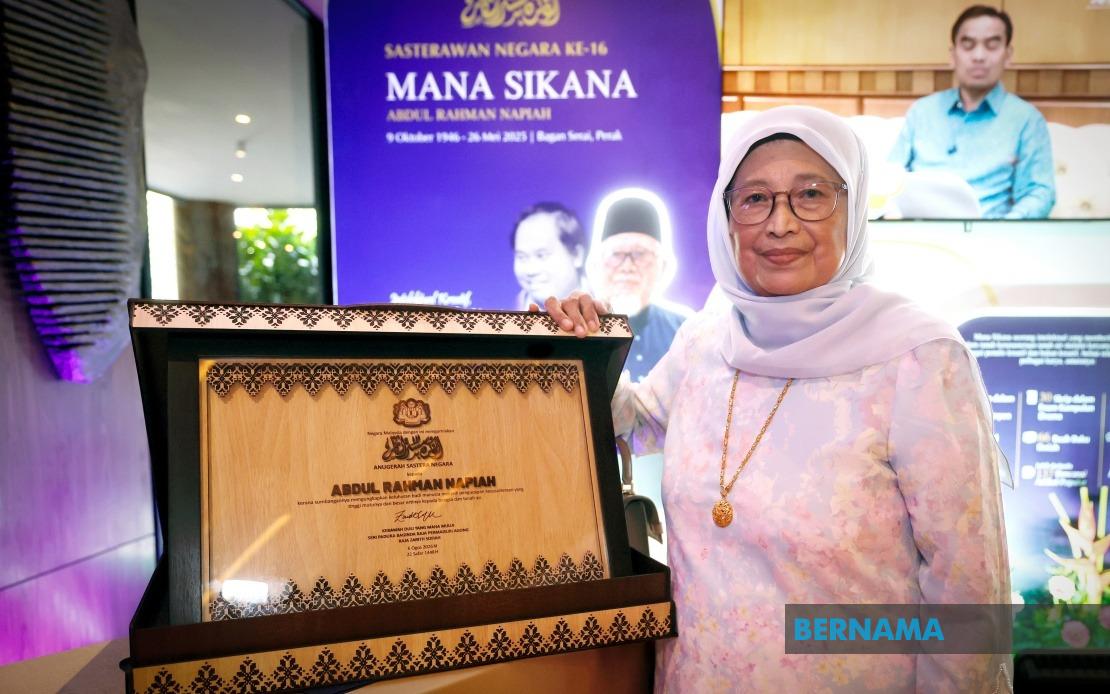 Mana Sikana Posthumously Honoured as National Laureate, Wife Accepts Long-Awaited Award