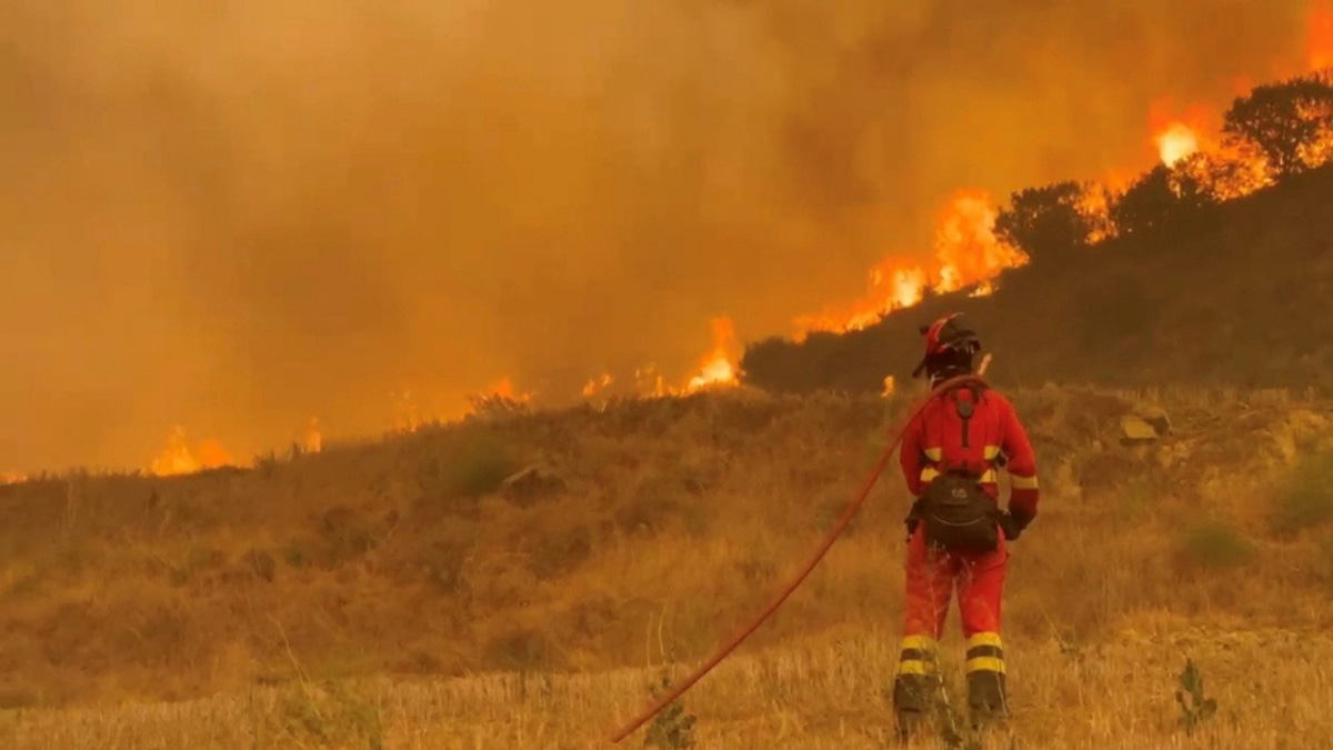 Spain Battles Massive Wildfire Consuming 12,000 Hectares as Over 1,100 Evacuated