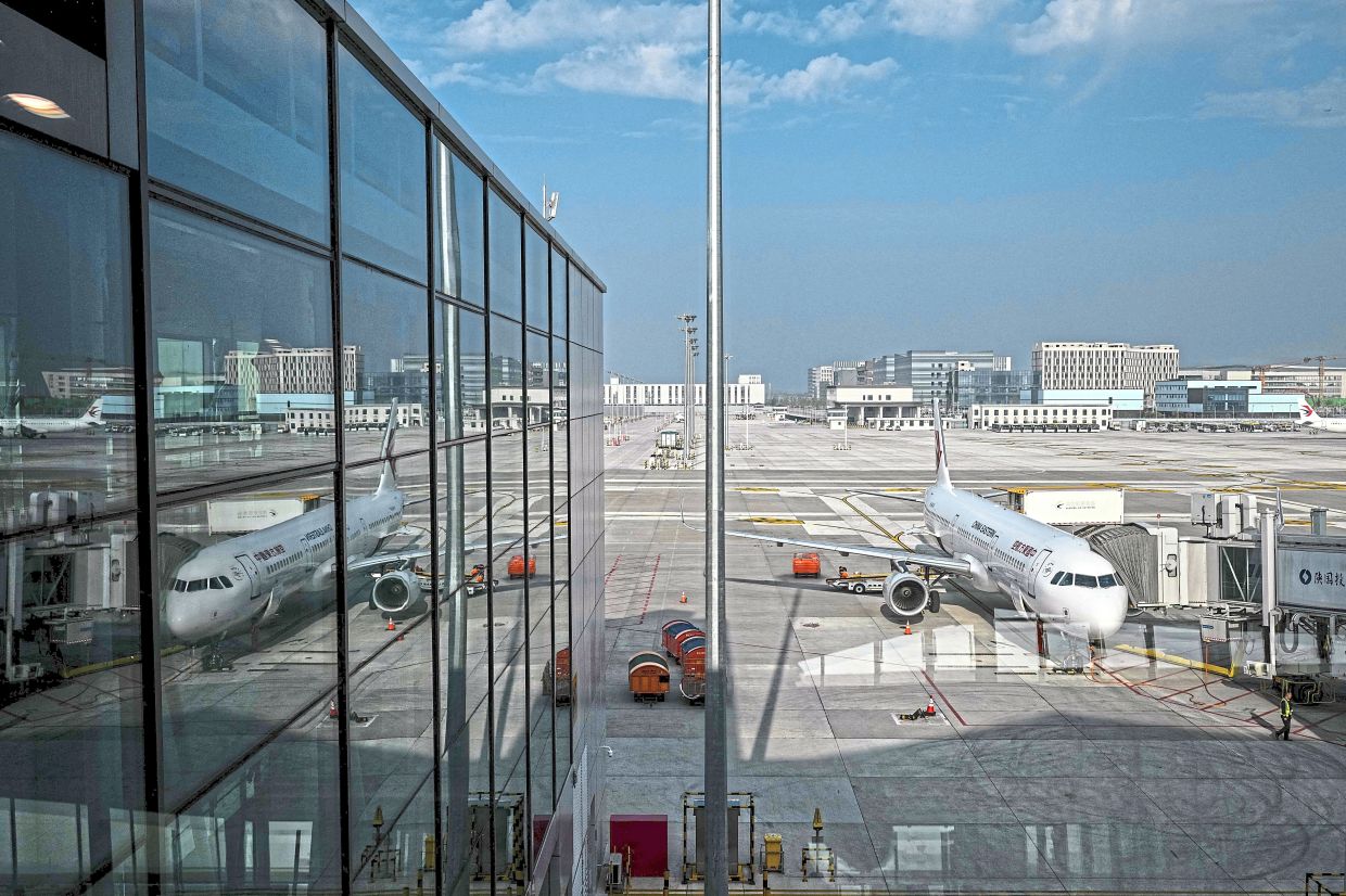 China's Big Three Airlines Sink to Seventh Consecutive Loss as Fuel Costs and Weak Demand Converge