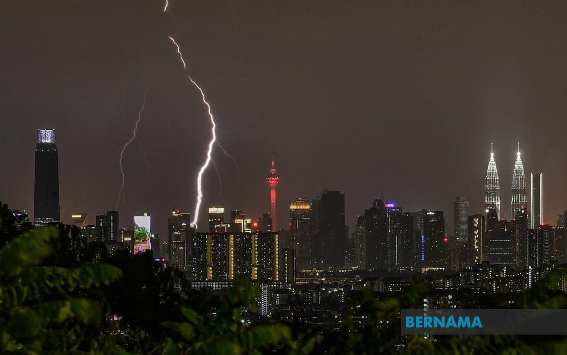 Thunderstorm and Heavy Rain Alert Issued for Kuala Lumpur and Eight States Until Evening