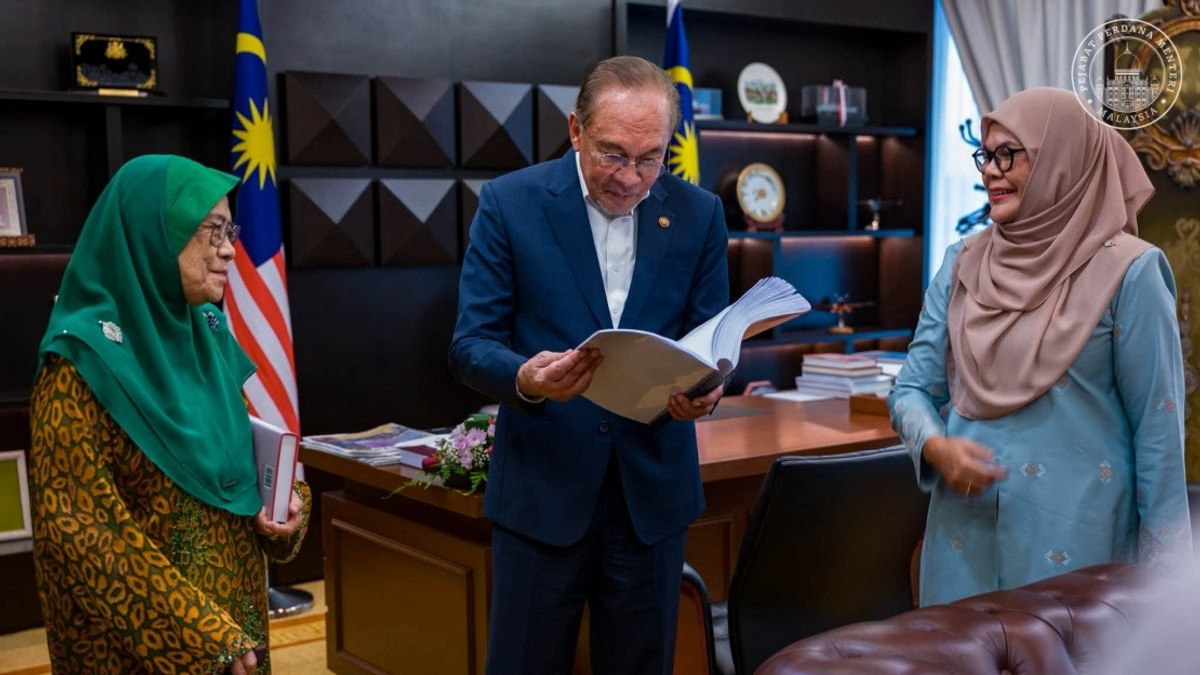 Anwar's New Book Aims to Preserve Ideas for Future Malaysian Leaders