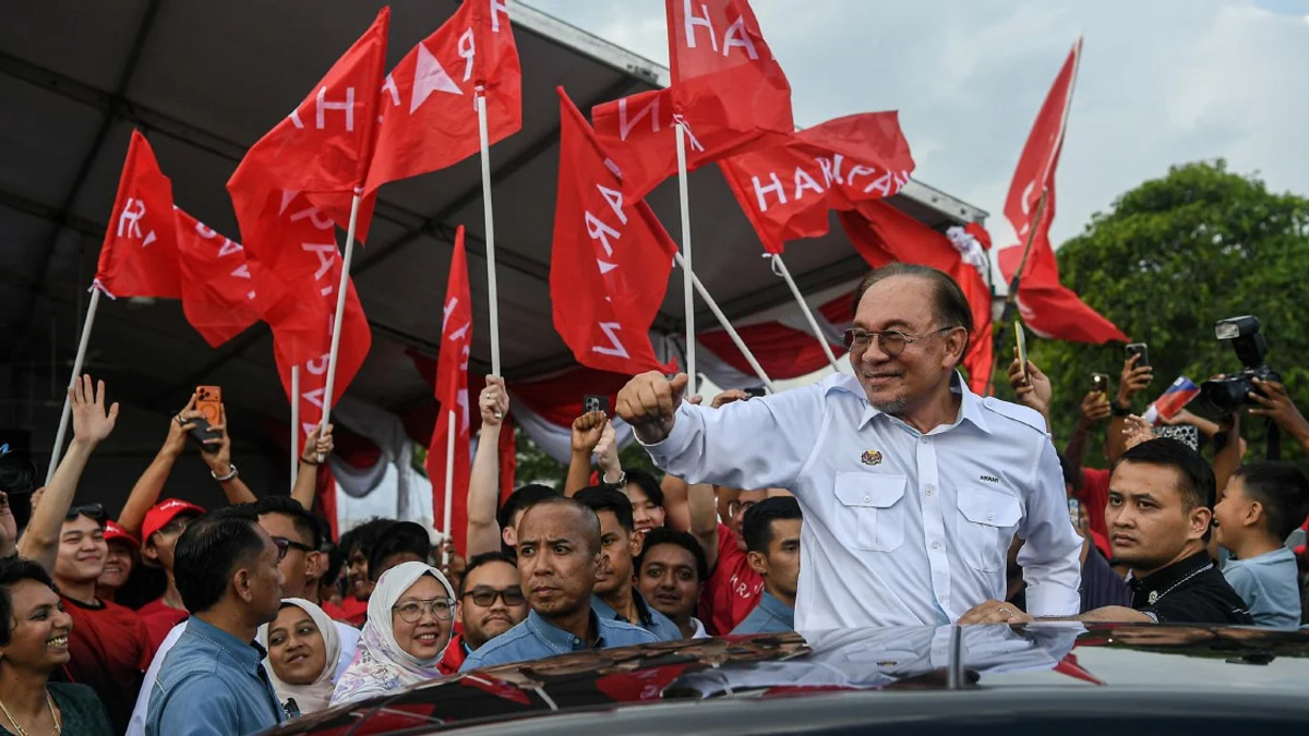 Anwar Urges Politicians to Respect Electoral Choices, Stop Attacking DAP