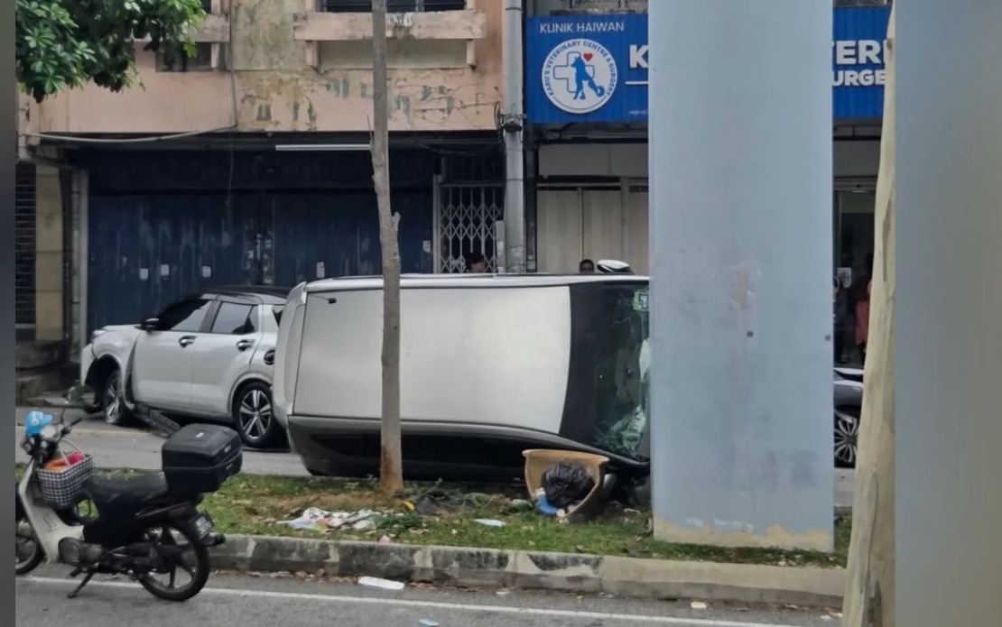 Driver Suffers Seizure, Ploughs Into Six Parked Cars in Cheras