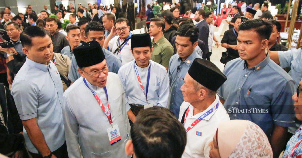 Anwar dismisses reports of rift with Zahid, emphasises solid working relationship